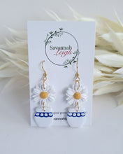 Load image into Gallery viewer, Santorini Pot &amp; Daisy Earrings
